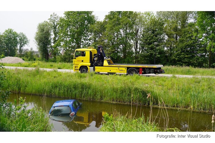 Auto te water geraakt langs Vossenstaartpad in Heerhugowaard