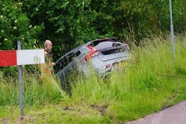 Twee auto's van de dijk in Heerhugowaard