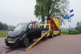 Twee auto's van de dijk in Heerhugowaard