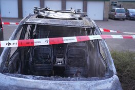 Auto door brand verwoest in Heerhugowaard, ook bestelbus fors beschadigd