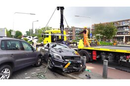 Dure Mercedes vliegt uit de bocht in Heerhugowaard