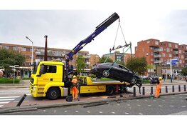 Dure Mercedes vliegt uit de bocht in Heerhugowaard