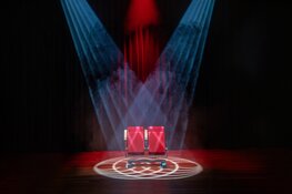 Geniet van theaterseizoen 24/25 vanaf het nieuwe rode pluche in Cool kunst en cultuur