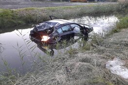 Auto te water gereden in Oterleek