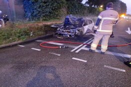 Auto vat vlam tijdens het rijden op Westtangent