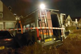 Bedrijfsbus door brand verwoest aan Stellingmolen in Heerhugowaard