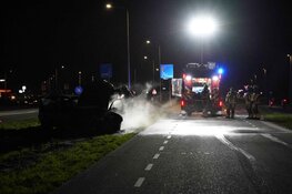 Auto in brand aan De Butter in Obdam