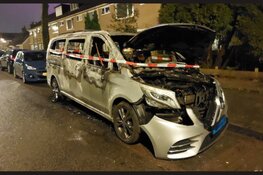 Taxibus door brand verwoest aan Sparrenlaan in Heerhugowaard