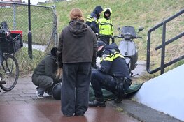 Scooter rijdt tegen hekwerk langs Westdijk in Heerhugowaard