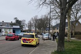 Auto ramt lantaarnpaal aan Erasmuslaan in Heerhugowaard