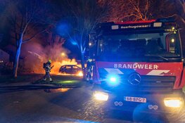 Auto gaat volledig in vlammen op, op parkeerplaats in Heerhugowaard