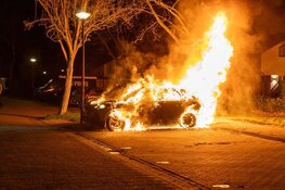 Auto gaat volledig in vlammen op, op parkeerplaats in Heerhugowaard