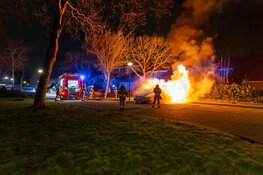 Auto gaat volledig in vlammen op, op parkeerplaats in Heerhugowaard