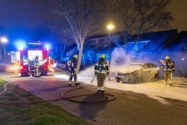 Auto gaat volledig in vlammen op, op parkeerplaats in Heerhugowaard