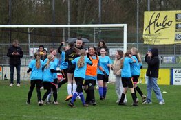 Uniek! Voetbalverenigingen Dijk en Waard werven samen nieuwe meiden