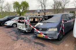 Bestelbus en personenauto door brand verwoest aan Hortensialaan