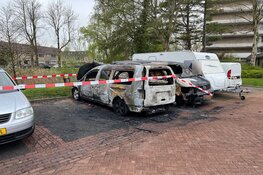 Bestelbus en personenauto door brand verwoest aan Hortensialaan