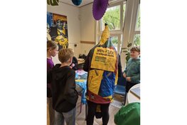 Kunst & Afval project Pater Jan Smitschool bezocht door plogger Paul Waye