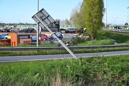 Politieauto raakt van de weg na spoedmelding, twee agenten gewond