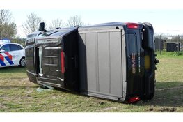 "Driften" op grasveld Strand van Luna gaat mis: auto eindigt op zijn kant