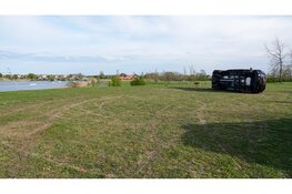 "Driften" op grasveld Strand van Luna gaat mis: auto eindigt op zijn kant