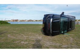 "Driften" op grasveld Strand van Luna gaat mis: auto eindigt op zijn kant