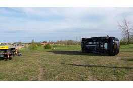 "Driften" op grasveld Strand van Luna gaat mis: auto eindigt op zijn kant