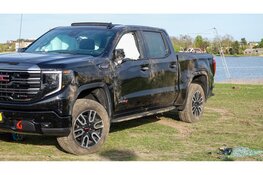 "Driften" op grasveld Strand van Luna gaat mis: auto eindigt op zijn kant