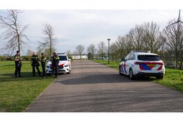 "Driften" op grasveld Strand van Luna gaat mis: auto eindigt op zijn kant