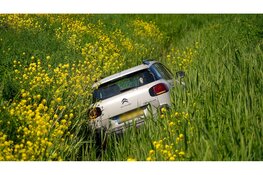 Automobilist belandt in sloot langs N242, verkeer staat vast richting Oudkarspel