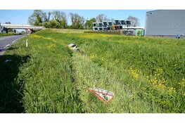 Automobilist belandt in sloot langs N242, verkeer staat vast richting Oudkarspel