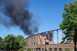 Felle brand met veel rook uitgebroken in schuur achter woning Heerhugowaard