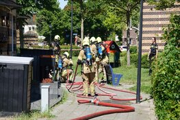 Felle brand met veel rook uitgebroken in schuur achter woning Heerhugowaard