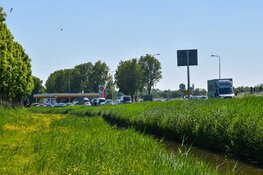 Lange file op N242 na kop-staartbotsing bij Heerhugowaard
