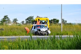 Vrachtwagen en auto botsen op N242, veel schade