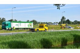 Vrachtwagen en auto botsen op N242, veel schade