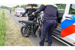 Fatbiker met drie opzittenden komt hard ten val, één zwaargewonde
