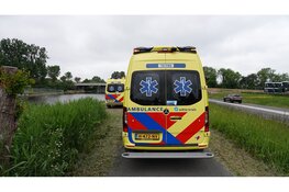 Fatbiker met drie opzittenden komt hard ten val, één zwaargewonde