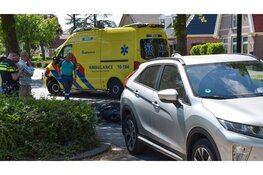 Scooterrijdster botst op stilstaande auto op Middenweg