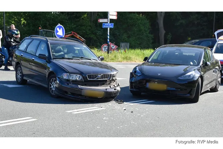 Veel schade na botsing tussen twee auto's in Heerhugowaard