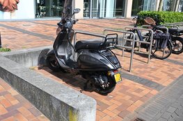 Scooterrijdster komt hard ten val na ongeval met fietser in Heerhugowaard