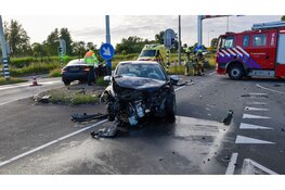 Gewonde en veel schade na aanrijding N242 bij Heerhugowaard, kruising afgesloten