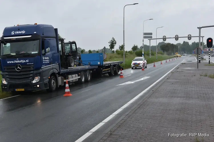 Vrachtwagen verliest aanhanger en ramt lantaarnpaal