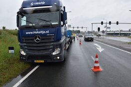 Vrachtwagen verliest aanhanger en ramt lantaarnpaal