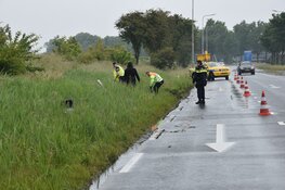 Vrachtwagen verliest aanhanger en ramt lantaarnpaal