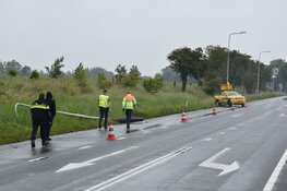 Vrachtwagen verliest aanhanger en ramt lantaarnpaal