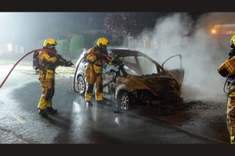 Auto vat vlam op Jan Glijnisweg en raakt totaal verwoest