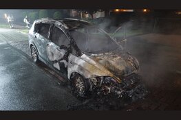 Auto vat vlam op Jan Glijnisweg en raakt totaal verwoest