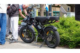 Fatbike botst met vrouw op fiets, vrouw naar het ziekenhuis