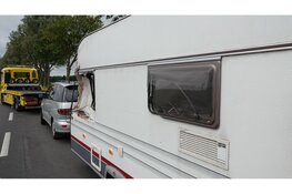 Caravan total loss na botsing met vrachtwagen op N241 bij Heerhugowaard
